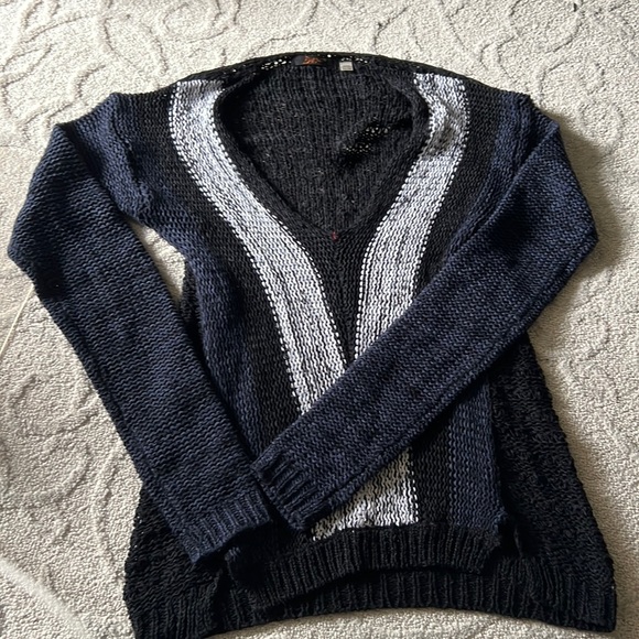 Amazing condition Dex see thru light knit sweater. Barley worn. - Picture 1 of 3